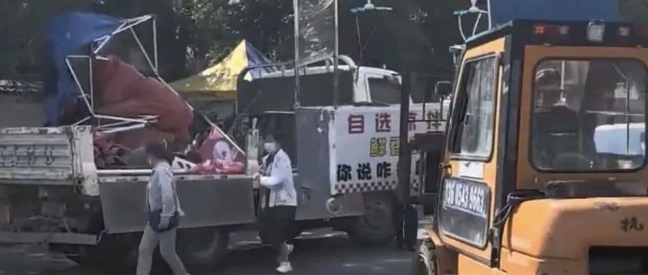 滨州北杨农贸市场东门多辆小吃摊被统一清运整治