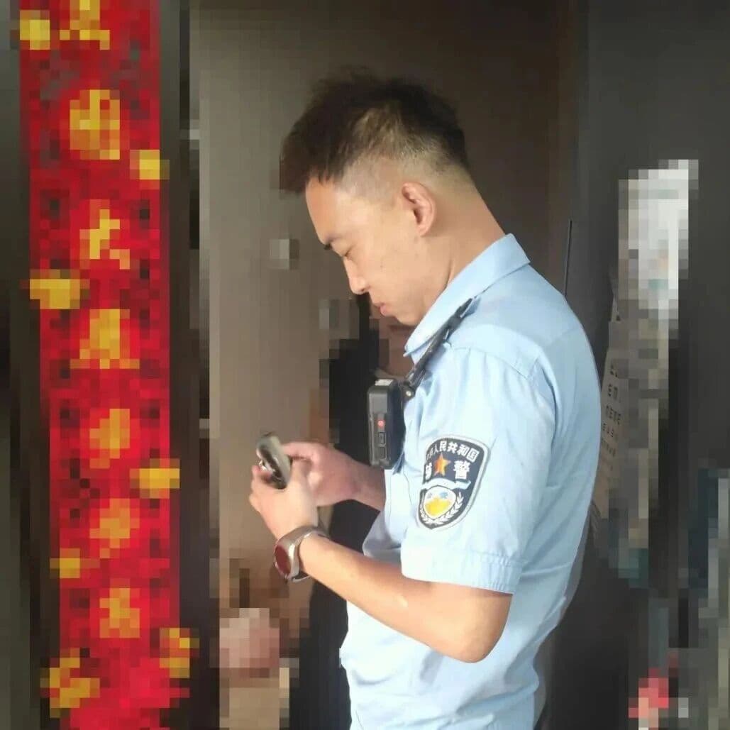 滨州一小区广场儿童遗失手表 社区辅警逐户排查帮找回