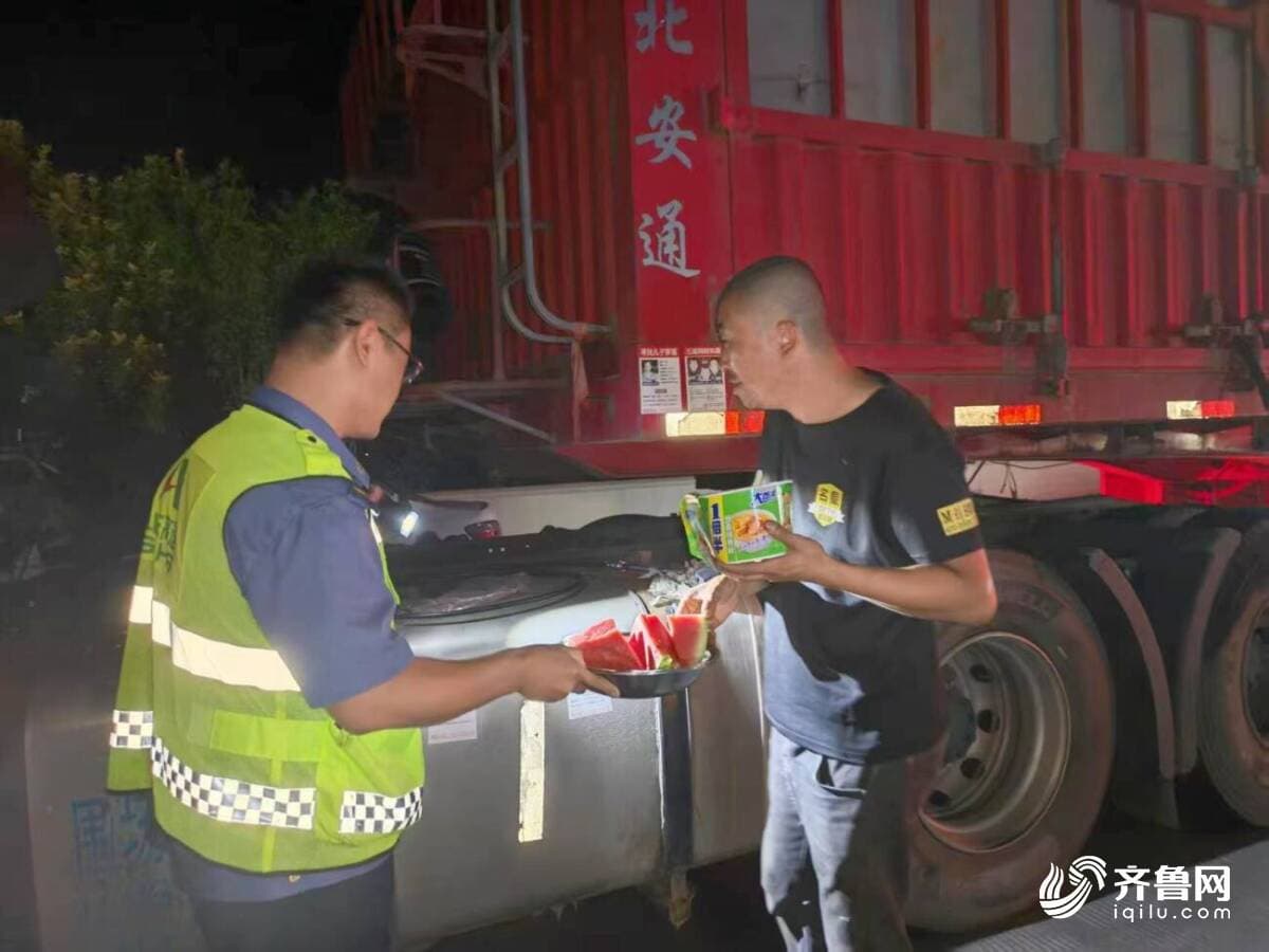 滨州:酷暑遇难题 温情暖旅途