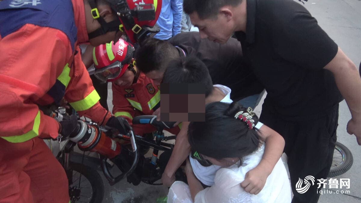 男童腿卡自行车缝!邹平消防精准扩张“解套”