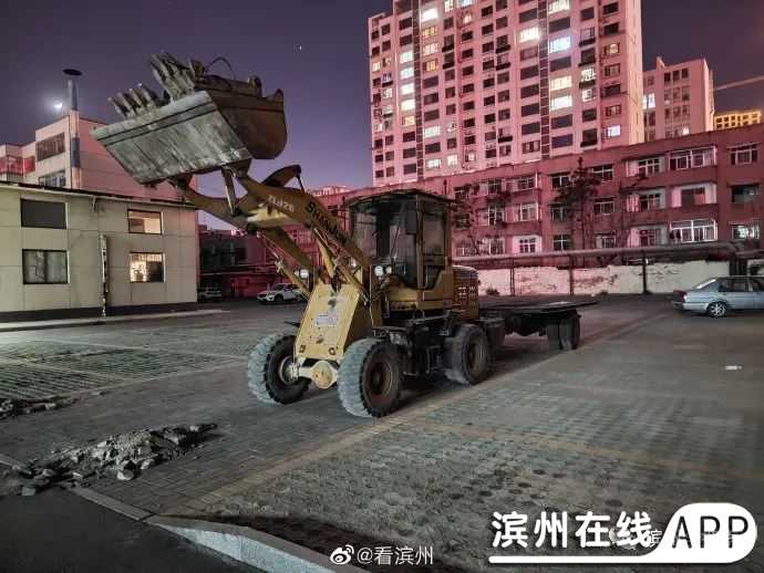 AucCF0sI540SiFCU.jpg