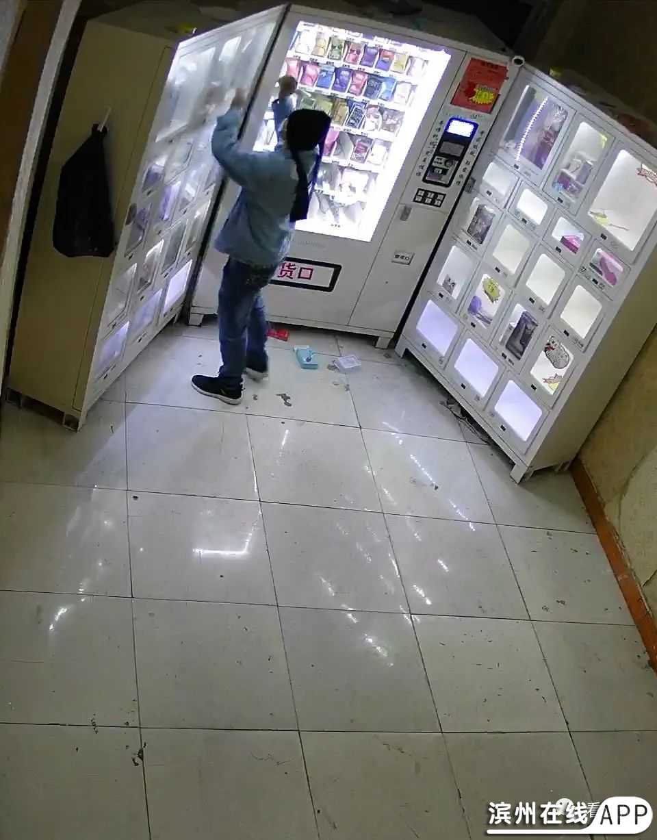 Ek94QFOBHlLlF4bB.jpg