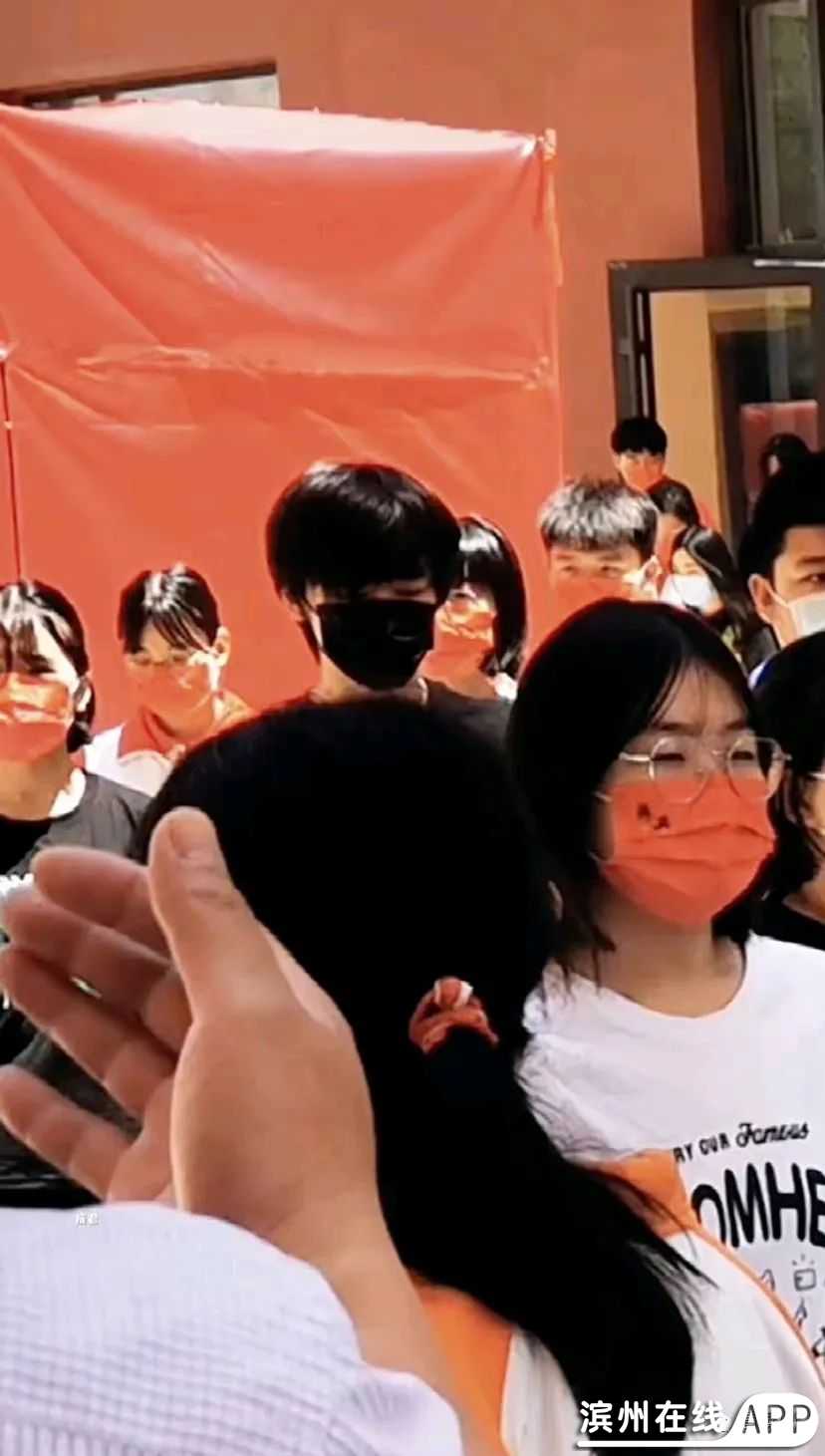 MAmW0w10rRevWmE2.jpg